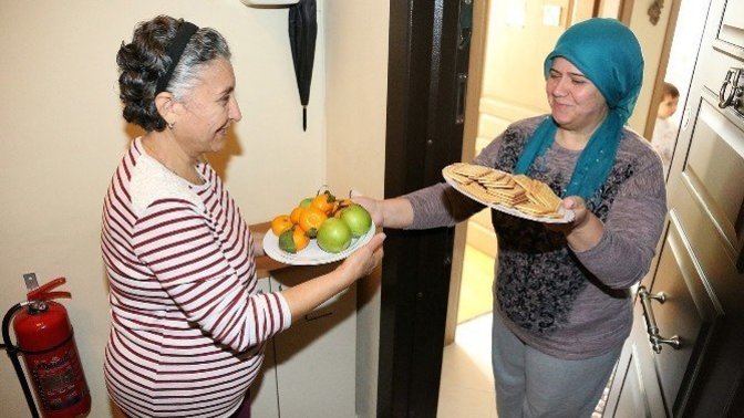 Hiç komşularınıza yemek/içecek vs. götürür müsünüz?
