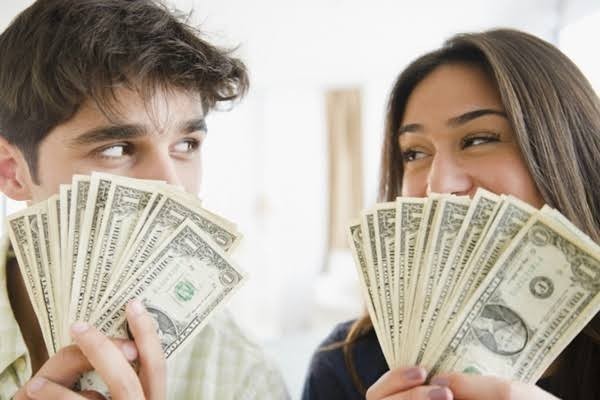 ❤️Aşk mı 🤑Para mı? Son zamanlarda herkes zengin sevgili istiyor sanki 🤔 siz ne diyorsunuz bu duruma?