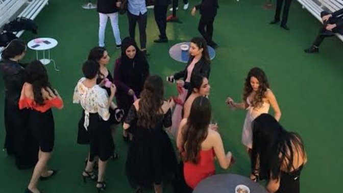 Saçlarınız bitlense ve kalabalık bir davete gitmek zorunda kalsanız ne yapardınız?