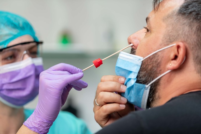Aşı olmayanlardan uçak, otobüs ve sinema gibi alanlarda PCR testi istenebilecek! PCR testi mi, aşı olmak mı?
