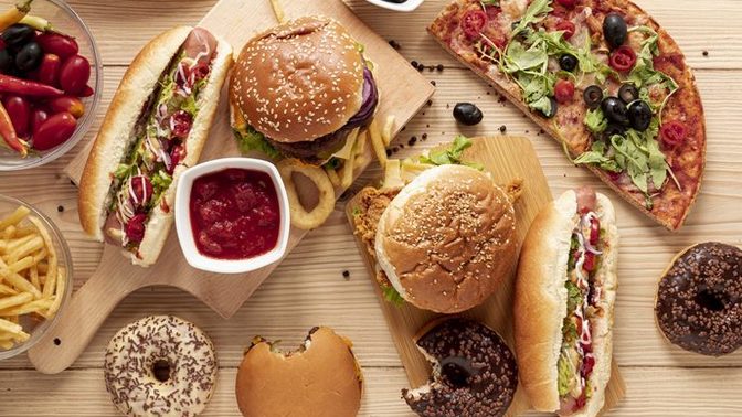 Sabah ve akşam hiçbir şey yemeyip, tek öğün fast food yesem, yine de kilo alır mıyım?