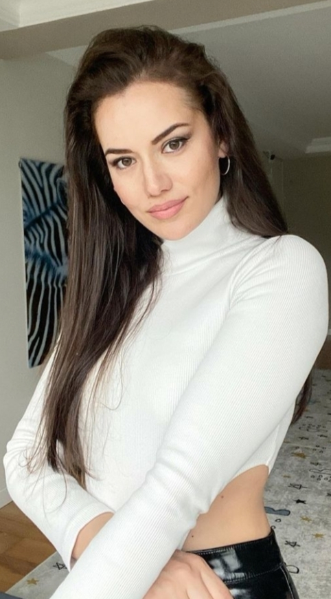 Fahriye Evcen mi daha güzel Adriana Lima mı?