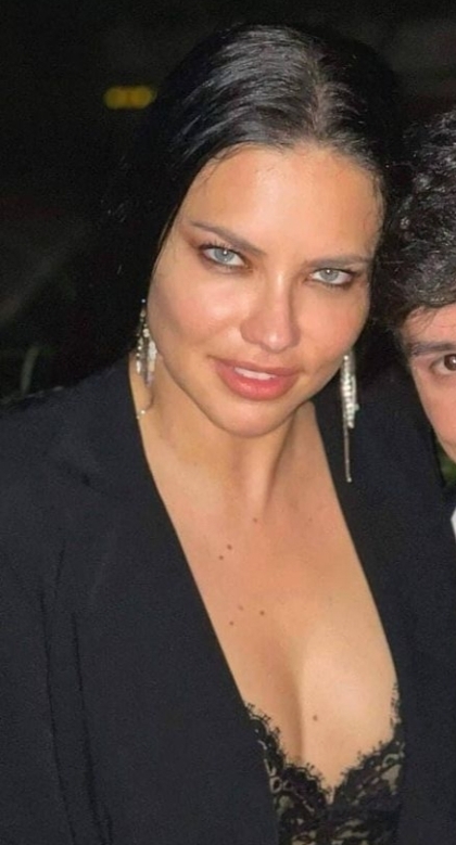 Fahriye Evcen mi daha güzel Adriana Lima mı?