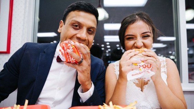 Gelinlikle/damatlıkla yemek yer misin?