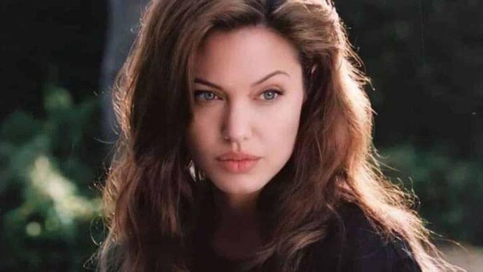 Angelina Jolie annesinin sevgilisiyle birlikte olmuş! Bu davranış doğru mu?
