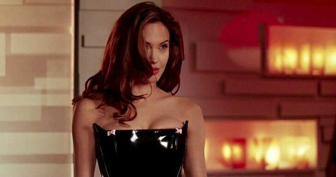 Angelina Jolie annesinin sevgilisiyle birlikte olmuş! Bu davranış doğru mu?