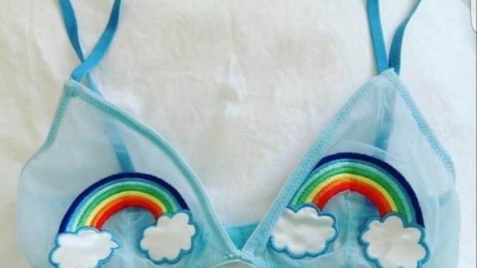Bu bikini üstü çok tatlı değil mi?