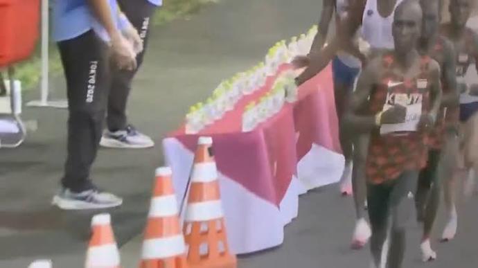 Olimpiyat oyunlarında tepki çeken haraket! Su şişelerini devirdi, rakiplerinin su almasını engelledi! Ne düşünüyorsunuz?
