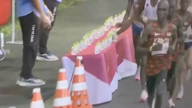Olimpiyat oyunlarında tepki çeken haraket! Su şişelerini devirdi, rakiplerinin su almasını engelledi! Ne düşünüyorsunuz?