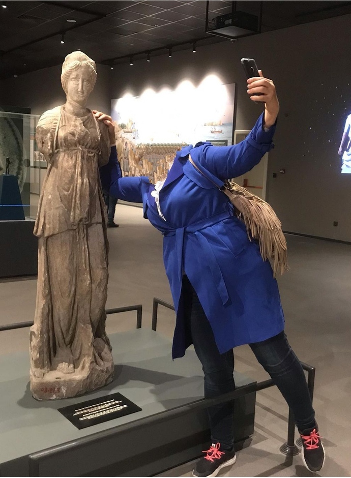 Müzelerde tarihi eserlere dokunarak fotoğraf çekmek isteyenler hakkında ne düşünüyorsunuz?