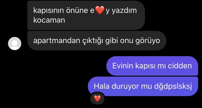 Kapınızın önüne size olan aşkından böyle şeyler yazan biri olsa naparsınız?