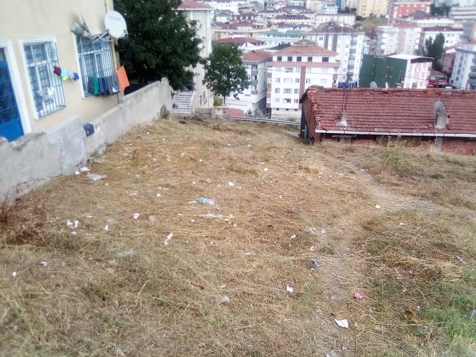 Boş arsaya sokağa çöp atan bir doğulu aileyi emniyete ve zabıtaya şikayet ettim zabıta ötmüş benim kim olduğumu söylemiş onlara?