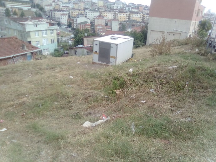 Boş arsaya sokağa çöp atan bir doğulu aileyi emniyete ve zabıtaya şikayet ettim zabıta ötmüş benim kim olduğumu söylemiş onlara?