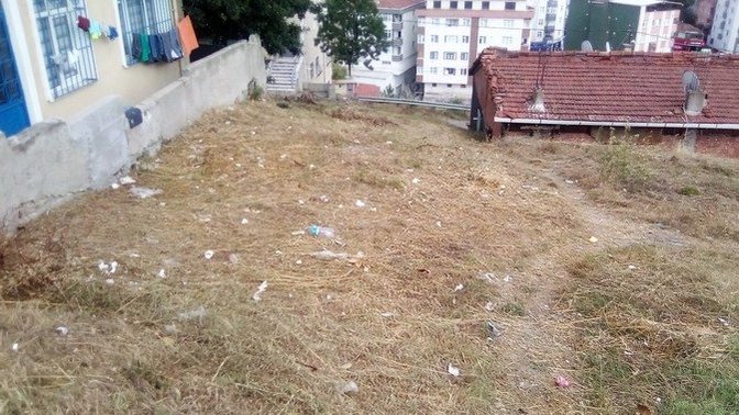 Boş arsaya sokağa çöp atan bir doğulu aileyi emniyete ve zabıtaya şikayet ettim zabıta ötmüş benim kim olduğumu söylemiş onlara?