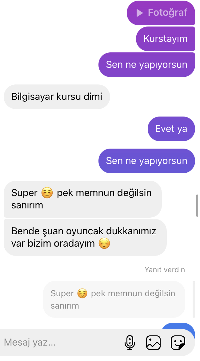 Arkadaşlar bu kız sizce benden konuşmak istiyor mu?