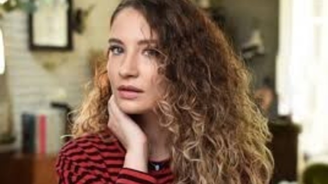 Şarkıcı Irmak Arıcı tartıştığı adamın yüzüne tükürdü! Neler düşünüyorsunuz?