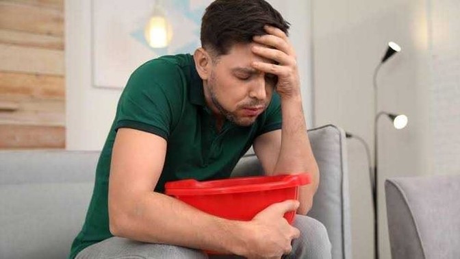 Annem öğlen aşı yaptırdı, şimdi biraz bulantısı varmış. Bu normal mi?