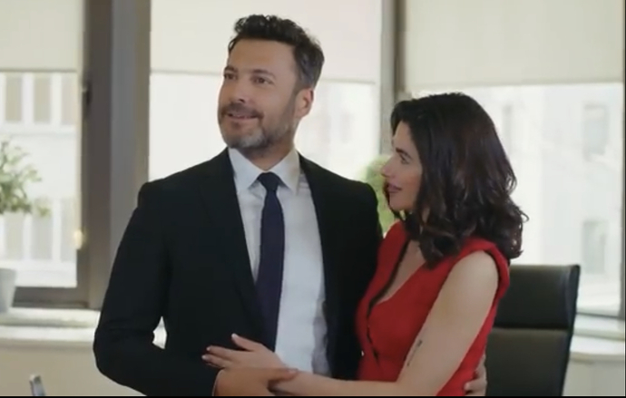 İnsan sevdiğine mi güler, yoksa güldüğünü mü sever?