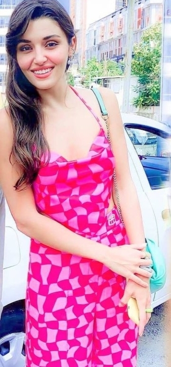 Hande Erçelin estetikli hali mi daha güzel estetiksiz mi?