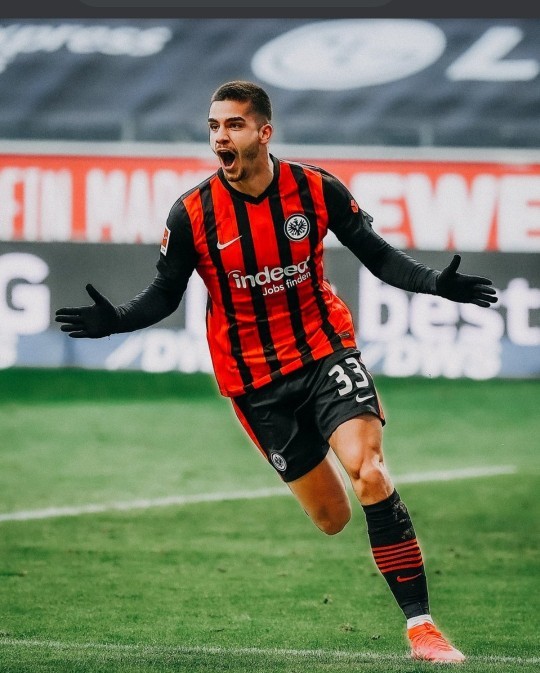 Sizce en yakışıklı futbolcu kim?