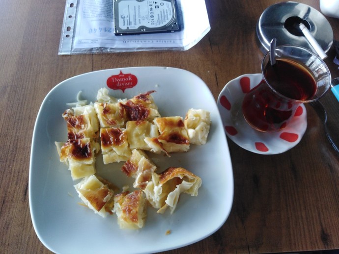 Her yediğini içtiğini paylaşmak görgüsüzlük müdür?