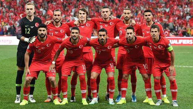 Şu anda aktif olarak Türkiye'de futbol oynayan oyunculardan en başarılı futbolcu kim sizce?