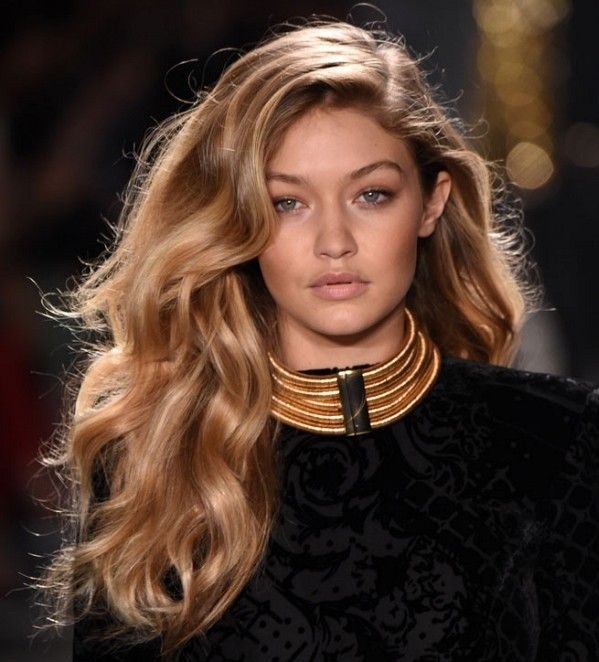 Bu elbisenin üstüne nasıl bi saç modeli gider?