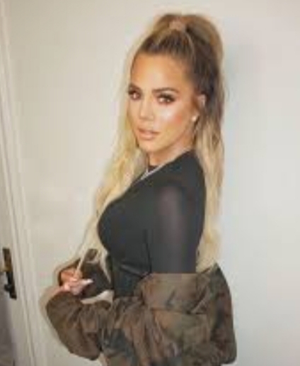 Bu elbisenin üstüne nasıl bi saç modeli gider?