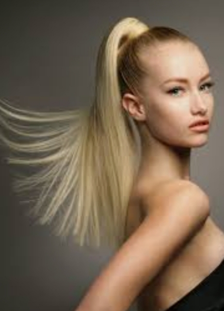 Bu elbisenin üstüne nasıl bi saç modeli gider?