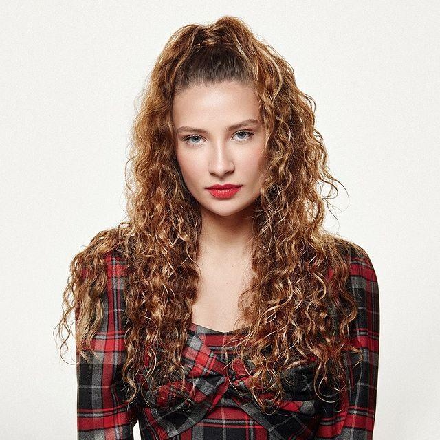 Şarkıcı Irmak Arıcı konser vermek için çıktığı sahnede şarkı söylemedi! Konserine gittiğiniz şarkıcı şarkı söylemese ne yaparsınız?