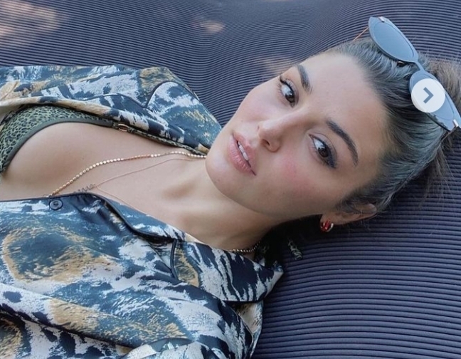 Hande Erçel sizce de çok itici değil mi?