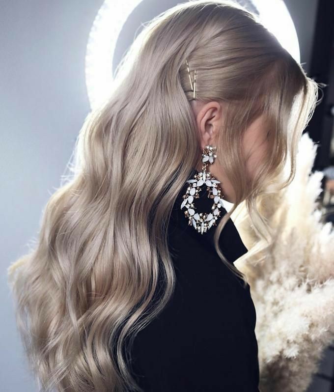 Kuzenimin düğünü için evde nasıl bir saç modeli yapabilirim?