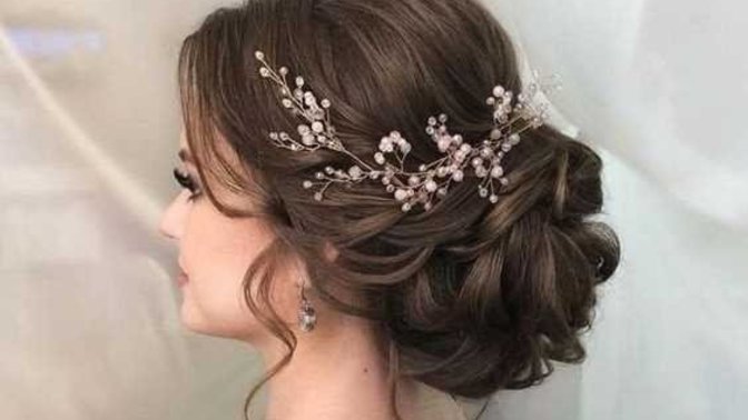 Kuzenimin düğünü için evde nasıl bir saç modeli yapabilirim?