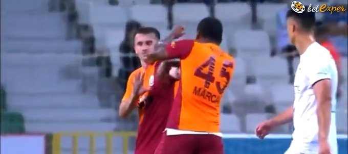 Bugünkü Galatasaray maçında Marcao , takım arkadaşı Kereme kafa ve yumruk attı. Ne düşünüyorsunuz?