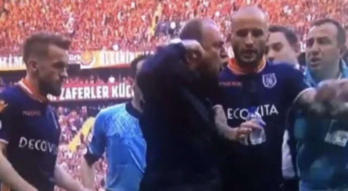 Bugünkü Galatasaray maçında Marcao , takım arkadaşı Kereme kafa ve yumruk attı. Ne düşünüyorsunuz?