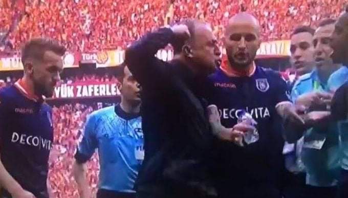 Marcao kendi takım arkadaşını dövdü! Sizce Marcao takımdan atılmalı mı?