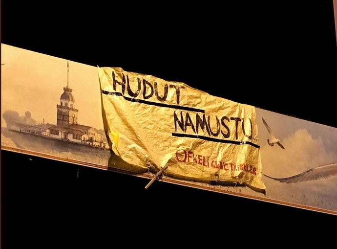 Mülteciler akın akın gelirken “Hudut Namustur “ pankartı asan 6 genç gözaltına alındı. Türk vatandaşının ifade özgürlüğü nerede?