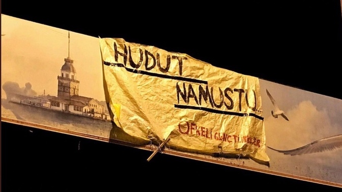 Mülteciler akın akın gelirken “Hudut Namustur “ pankartı asan 6 genç gözaltına alındı. Türk vatandaşının ifade özgürlüğü nerede?