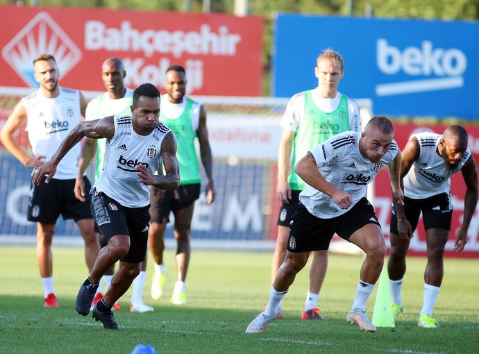 Alex Teixeira Beşiktaş ile ilk antrenmanına çıktı! Sizce Alex Teixeira, ligde bir Alex De Souza etkisi yapabilir mi?