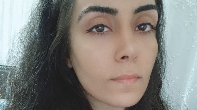 Saçlarımı bir tık kısa kestirip bal köpüğü ya da kestane rengine boyamak istiyorum. Sizce hangisi?