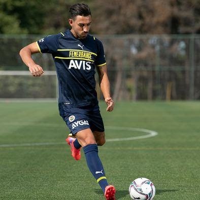 Fenerbahçenin 3. forması tanıtıldı! Yeni formada arma yok, şeritli Fenerbahçe yazısı var. Formayı nasıl buldunuz?