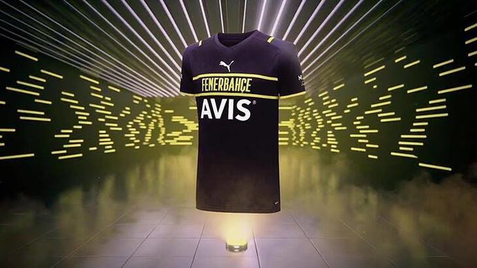 Fenerbahçenin 3. forması tanıtıldı! Yeni formada arma yok, şeritli Fenerbahçe yazısı var. Formayı nasıl buldunuz?