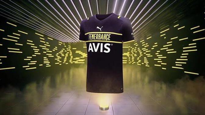Fenerbahçe'nin 3. forması tanıtıldı! Yeni formada arma yok, şeritli 'Fenerbahçe' yazısı var. Formayı nasıl buldunuz?