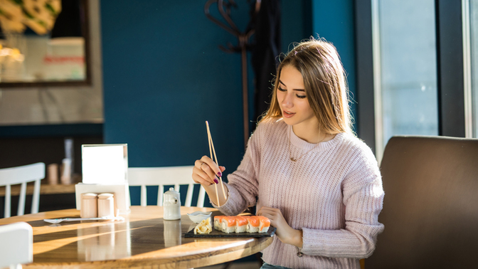 Chopstick kullanmayı bilmiyorum. Sushi yemek için çatal istesem garip karşılarlar mı?