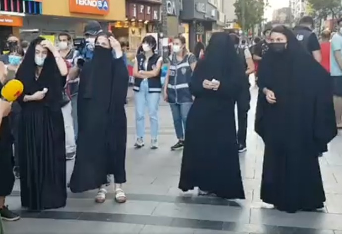 İzmir’de yapılan Çarşaflı Protesto için düşünceleriniz neler?