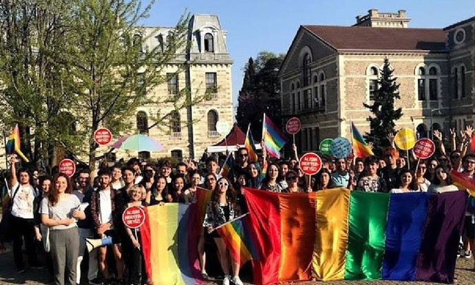 Anayasa mahkemesi ilk kez şeriat yasası uygulayıp escinsellik haram, tutuklamalar doğru dedi. Türkiye, şeriat devleti mi oluyor?
