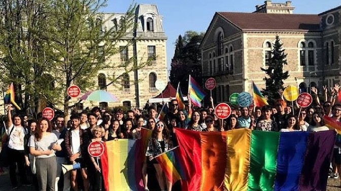 Anayasa mahkemesi ilk kez şeriat yasası uygulayıp escinsellik haram, tutuklamalar doğru dedi. Türkiye, şeriat devleti mi oluyor?