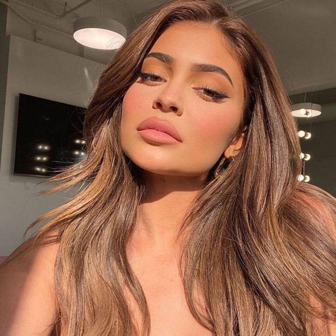 Kylie Jenner estetikli olduğu halde fotoğraflarını shopluyor. Kendisiyle barışık olmadığından mı yapıyor?