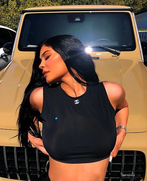 Kylie Jenner estetikli olduğu halde fotoğraflarını shopluyor. Kendisiyle barışık olmadığından mı yapıyor?