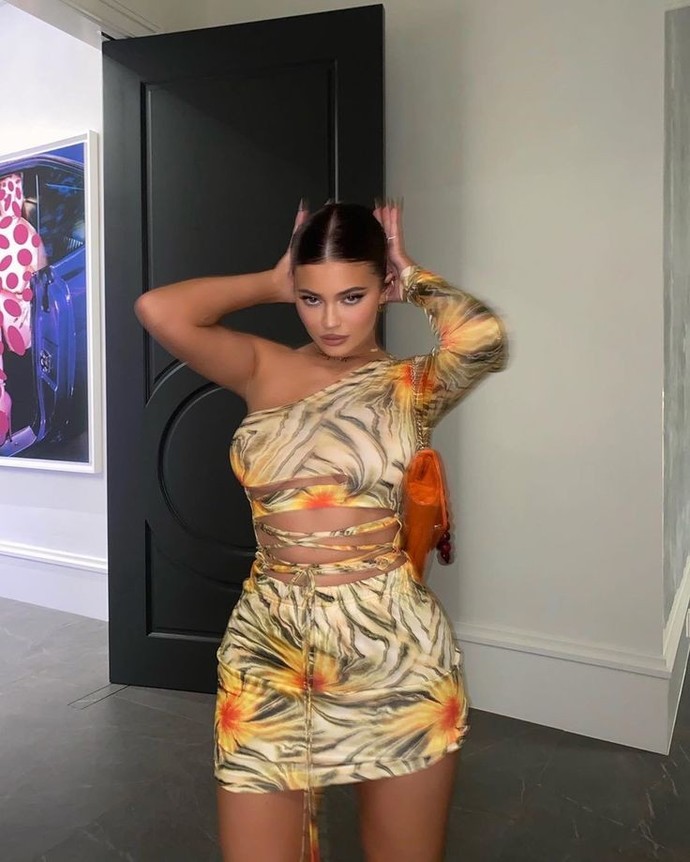 Kylie Jenner estetikli olduğu halde fotoğraflarını shopluyor. Kendisiyle barışık olmadığından mı yapıyor?